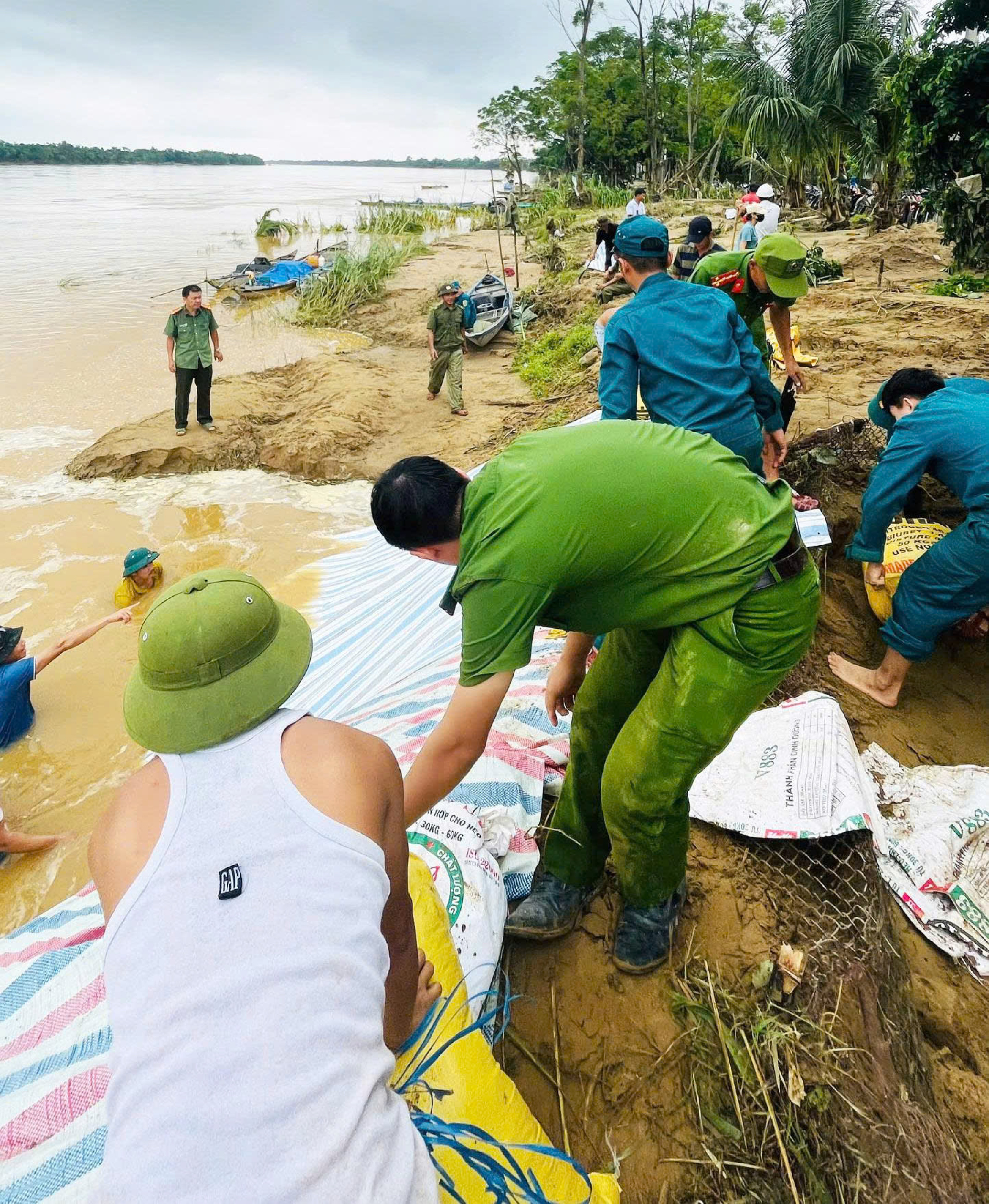 水库放水调节洪水以迎接大雨,岘港各河流水位再次上涨